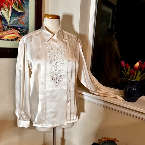 Elegant Cream Silk Blouse w/ Cutwork Lace & Soft Pleats - A Classic - Sz. L - Picture 3 of 12
